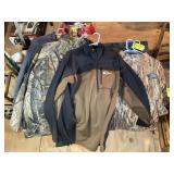 GROUP OF MEN'S PULLOVERS AND SWEAT SHIRTS, XL