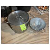 APPROXIMATELY 8 QUART STOCK POT AND COLLIANDER