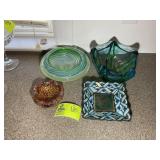 GROUP OF GLASS DECORATIVE ITEMS BOWLS