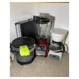 GROUP OF MISCELLANEOUS KITCHEN APPLIANCES, SMALL M