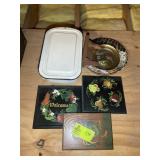 GROUP INCLUDING ENAMEL PAN WITH LID AND WALL PLAQU