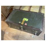 VINTAGE TRUNK 31 IN X 17 IN X 13 IN