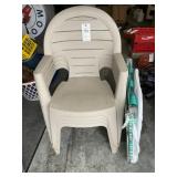 GROUP INCLUDING 4 RESIN OUTDOOR CHAIRS AND FOLDING