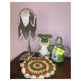 GROUP OF MISCELLANEOUS DECORATIVE ITEMS TABLE LAMP