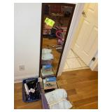 MISCELLANEOUS GROUP OF BATHROOM RELATED ITEMS, MIR