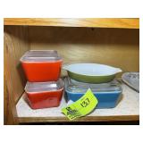 GROUP OF FOUR VINTAGE PYREX DISHES, RED AND BLUE H