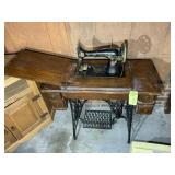 VINTAGE SINGER PEDAL SEWING MACHINE