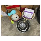 GROUP OF KITCHEN ITEMS, MIXING BOWLS, HAND MIXER,