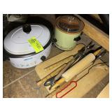 GROUP OF KITCHEN ITEMS INCLUDING ROASTER OVEN, SLO