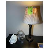 GROUP OF DECORATIVE ITEMS, TABLE LAMP 18 IN, AND M