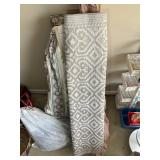 GROUP OF MISC DRAPES AND OUTDOOR TYPE RUG