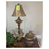 GROUP OF DECORATIVE ITEMS INCLUDING TABLE LAMP, DE
