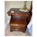 ONE DRAWER WOODEN NIGHT STAND, 20 IN X 15 IN X 27