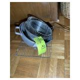 GROUP INCLUDING METAL MIXING BOWL, COLLIANDERS, FR