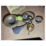 GROUP INCLUDING BRASS COLORED ITEMS, SPITTOON, HOR
