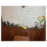 GROUP OF DECORATIVE ITEMS, STONE AND GLASS, FIGURI