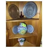 GROUP OF DECORATIVE ITEMS ON CORNER SHELF, GINGER