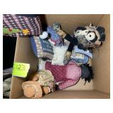 GROUP OF DECORATIVE PILLOWS, CROCHET BLANKETS, GOO