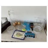 GROUP OF DECORATIVE ITEMS, DECANTER, VASES, GLASS
