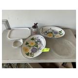 GROUP OF DECORATIVE SERVING TRAYS AND PLATTERS