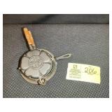 VINTAGE CAST IRON GRISWOLD 3.5 IN WAFFLE MAKER