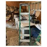 WERNER 6 FT FIBERGLASS LADDER