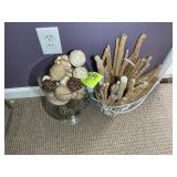TABLE CENTERPIECE AND SEA THEMED LAMP, APPROX 14