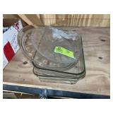 GROUP OF GLASS CASSEROLE DISHES AND SERVING TRAYS