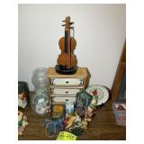 GROUP OF MISC DECORATIVE ITEMS, PLASTIC VIOLIN, JE