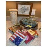 GROUP WITH DECORATIVE BASKETS, VASE, NAPKINS