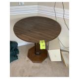 SMALL ROUND PEDESTAL STYLE SIDE TABLE, 26 IN DIAME
