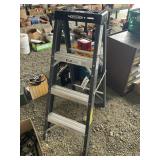WERNER 4 FT FIBERGLASS LADDER
