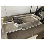 GROUP OF ALUMINUM TRAYS AND PANS