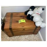 WOODEN STORAGE CHEST, APPEARS TO BE CEDAR, 20 IN X