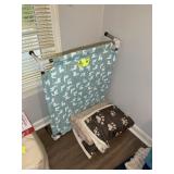 ELEVATED DOG BED 25 IN X 32 IN  AND DOG BLANKETS