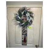 GROUP OF WREATHS AND WALL HANGING DECORATIVE ITEMS