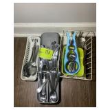 GROUP OF FLATWARE AND KNIVES