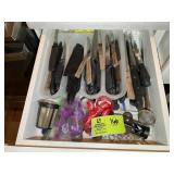 CONTENTS OF DRAWER INCLUDING MISC KITCHEN KNIVES