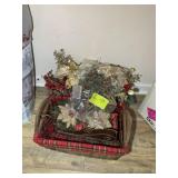 GROUP OF CHRISTMAS DECOR, BASKETS, METAL SLEIGH, T