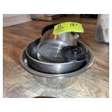 GROUP OF METAL MIXING BOWLS, METAL TEA KETTLE