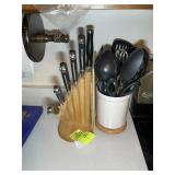 GROUP INCLUDING KITCHEN SERVING UTENSILS AND KNIVE