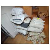 GROUP OF MISC LINENS