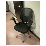 BLACK OFFICE CHAIR ON WHEELS