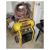 DEWALT 200 PSI 1.8 HP 4.5 GALLON PORTABLE AIR COMP