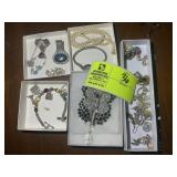 GROUP OF COSTUME JEWELRY, BROOCHES, NECKLACES, EAR