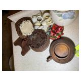 GROUP INCLUDING SWAN TUREEN, COOKIE JAR, PITCHER,