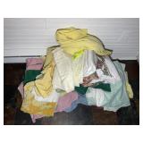 LARGE GROUP OF BED LINENS AND TOWELS
