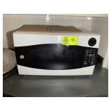 GE COUNTERTOP MICROWAVE, MODEL JES1358WE01