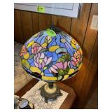 TIFFANY STYLE TABLE LAMP WITH PLASTIC SHADE, 28 IN