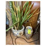 ORIENTAL STYLE DECORATIVE VASE 12 IN TALL AND PLAN